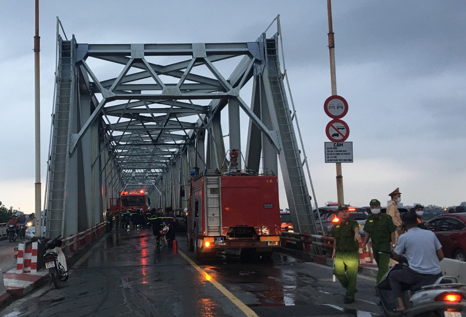 Lực lượng chức năng phong tỏa làn đường dành cho ôtô trên cầu Chương Dương. (Ảnh: Dương Giang/TTXVN)