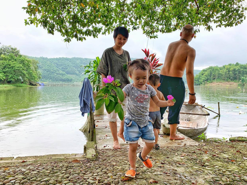 Sau một tour khám phá lòng đầm, các em bé trở về với 'chiến lợi phẩm.' (Ảnh: Xuân Mai/Vietnam+)