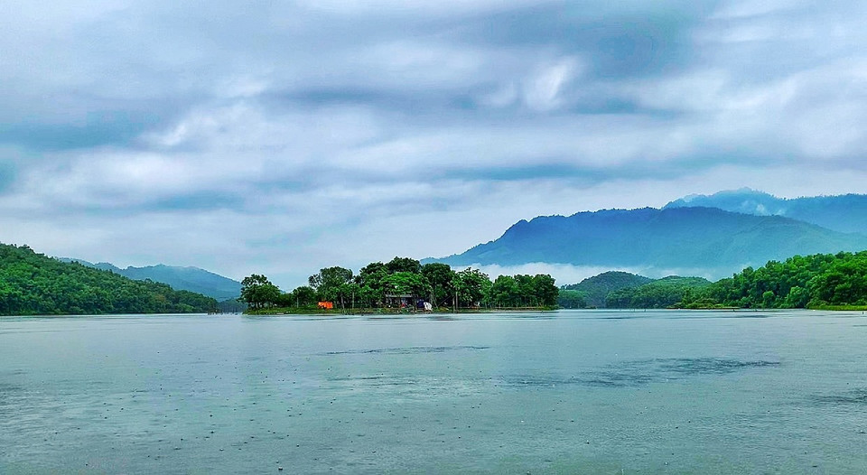 Khung cảnh sóng nước mênh mông tiệp màu với núi non hùng vĩ, khiến đầm Vân Hội được ví như Hạ Long thu nhỏ của miền trung du. (Ảnh: Xuân Mai/Vietnam+)