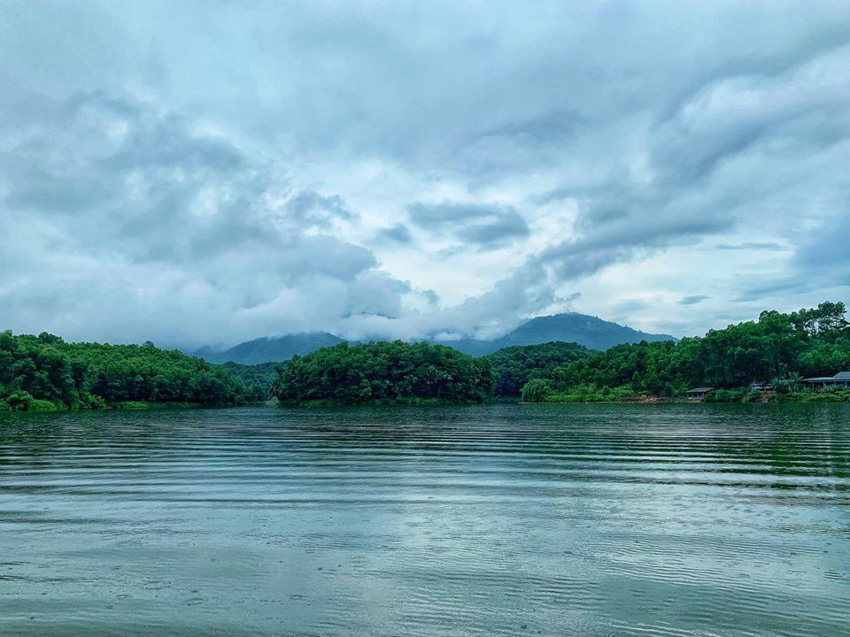 Đầm Vân Hội được các dòng suối lớn như: Ngòi Vần, ngòi Lĩnh, ngòi Chanh, ngòi Hạ... dồn nước từ các khu rừng nguyên sinh về làm đầy, diện tích lên tới 410 ha nước mặt với trên 40 đảo lớn, nhỏ bốn mùa cây cối tốt tươi. (Ảnh: Xuân Mai/Vietnam+)