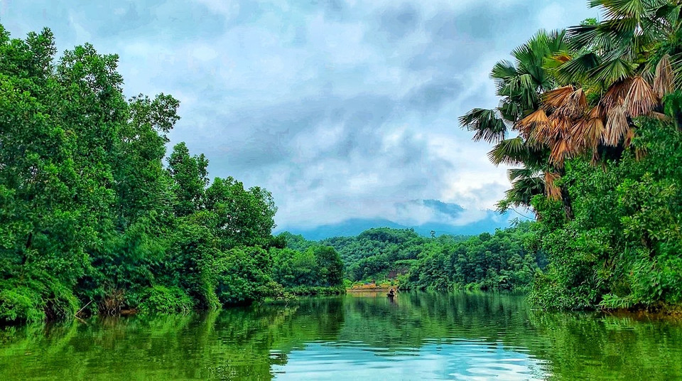 Cách Hà Nội khoảng 120 km, đầm Vân Hội (xã Hiền Lương, huyện Hạ Hòa, tỉnh Phú Thọ). Địa danh này nằm ở cuối quê hương Vua Hùng, giáp huyện Văn Chấn, tỉnh Yên Bái, phong cảnh non nước hữu tình. (Ảnh: Xuân Mai/Vietnam+)