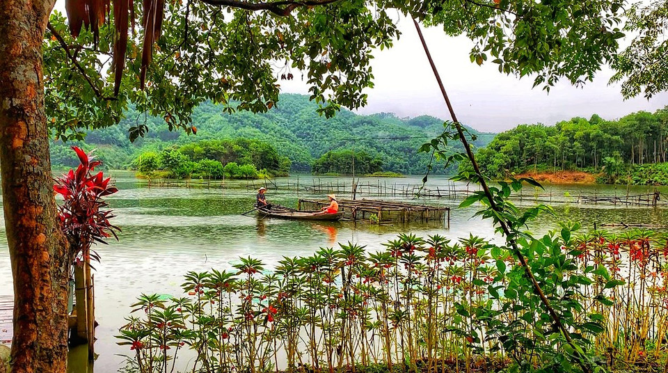 Những bàn chân du lịch còn chưa đặt đến nhiều nên đầm Vân Hội vẫn giữ được vẻ hoang sơ, bình yên, tĩnh lặng với dăm ba mái chèo khua bóng nước. (Ảnh: Xuân Mai/Vietnam+)