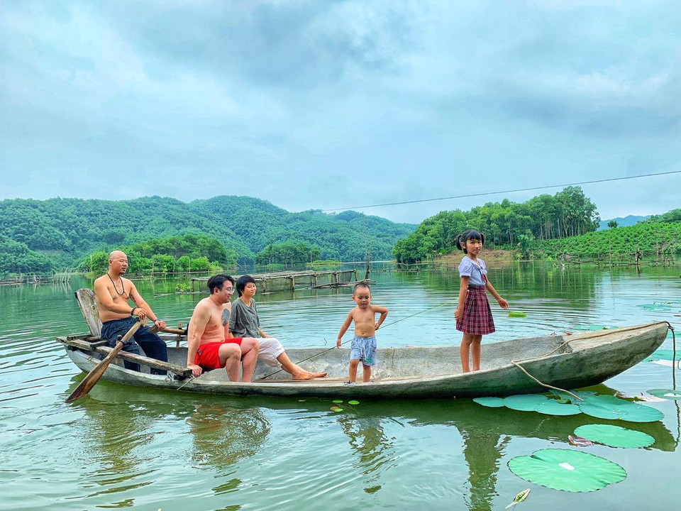 Đầm Vân Hội được các dòng suối lớn như: Ngòi Vần, ngòi Lĩnh, ngòi Chanh, ngòi Hạ... dồn nước từ các khu rừng nguyên sinh về làm đầy, diện tích lên tới 410 ha nước mặt với trên 40 đảo lớn, nhỏ bốn mùa cây cối tốt tươi. (Ảnh: Xuân Mai/Vietnam+)