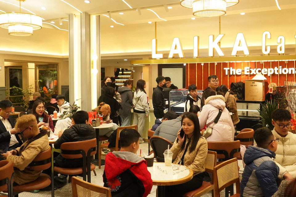 Các quán càphê chật kín khách hàng trong đêm 30 Tết. (Ảnh: Việt Anh/Vietnam+)