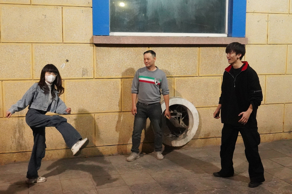 Một nhóm du khách lựa chọn trò chơi đá cầu trong thời gian chờ đến khoảnh khắc Giao thừa. (Ảnh: Việt Anh/Vietnam+)