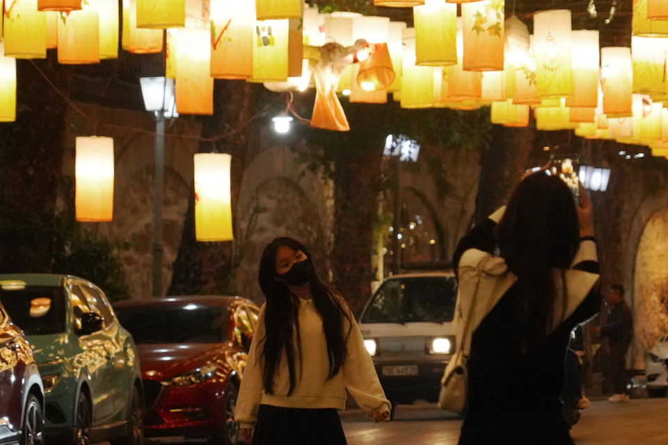 Phố Phùng Hưng cũng là một lựa chọn của giới trẻ để lưu lại những khoảnh khắc cuối cùng của năm cũ. (Ảnh: Việt Anh/Vietnam+)