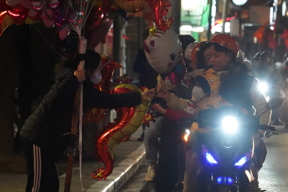 Bóng bay hình Rồng được nhiều gia đình tìm mua trước thời khắc Giao thừa. (Ảnh: Việt Anh/Vietnam+)