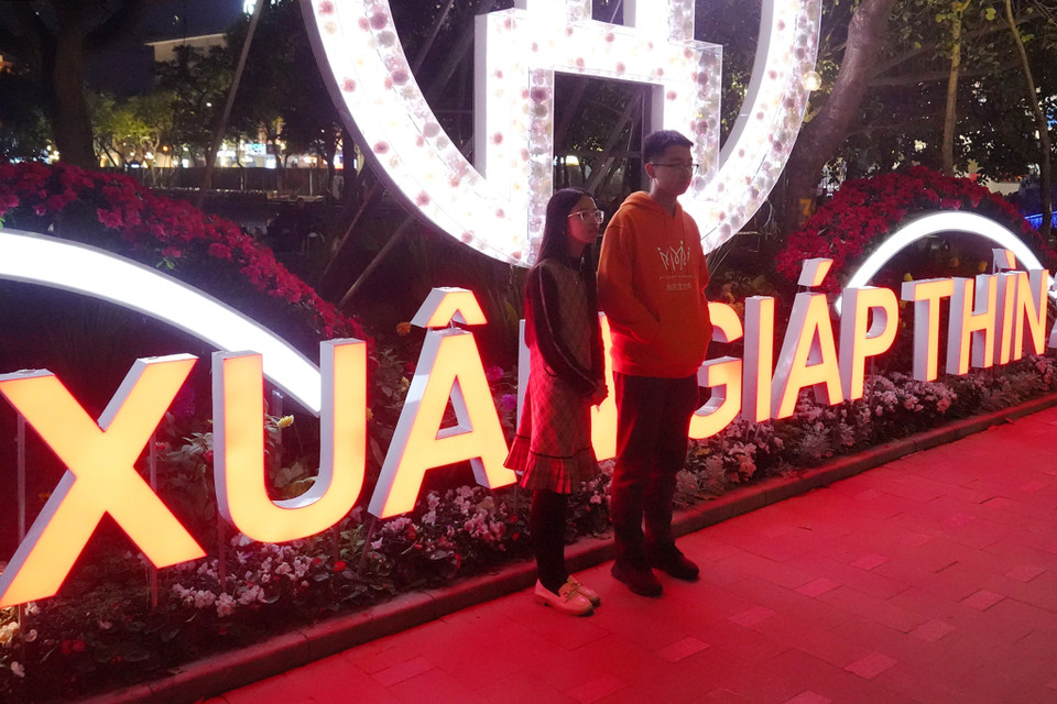 Các biển quảng cáo Xuân Giáp Thìn 2024 thu hút nhiều người dân chụp ảnh. (Ảnh: Việt Anh/Vietnam+)