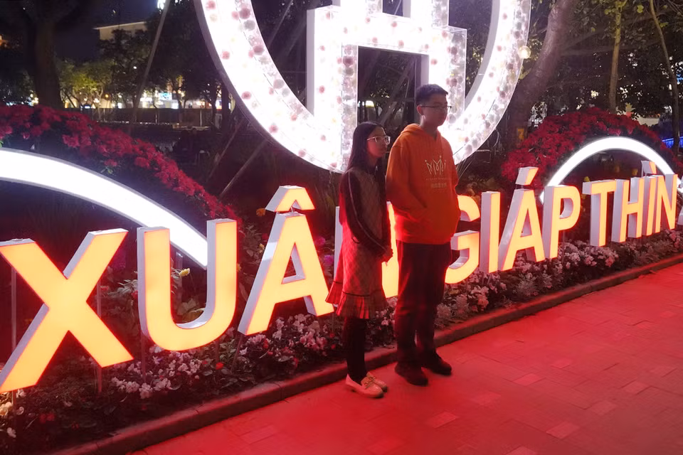 Các biển quảng cáo Xuân Giáp Thìn 2024 thu hút nhiều người dân chụp ảnh. (Ảnh: Việt Anh/Vietnam+)