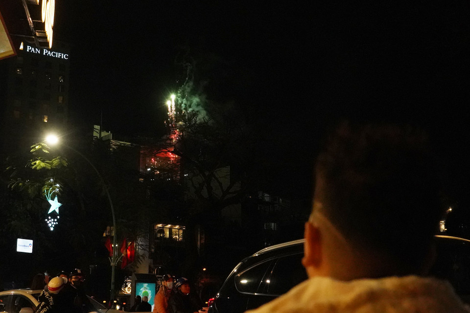 Pháo hoa được bắn tại khu vực Hồ Tây. (Ảnh: Việt Anh/Vietnam+)