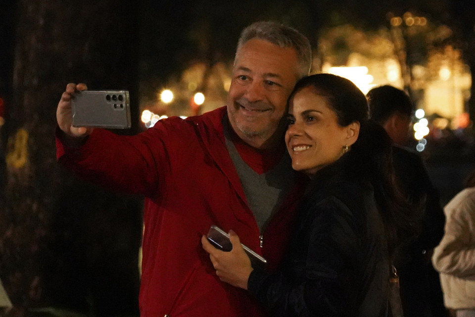 Nhiều du khách nước ngoài cũng hào hứng chờ đón khoảnh khắc Giao thừa 2024. (Ảnh: Việt Anh/Vietnam+)