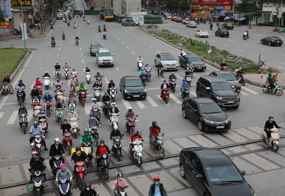 Mật độ giao thông trên đường Trường Chinh tiếp tục gia tăng vào cuối giờ chiều 22/4. (Ảnh: Thanh Tùng/TTXVN)