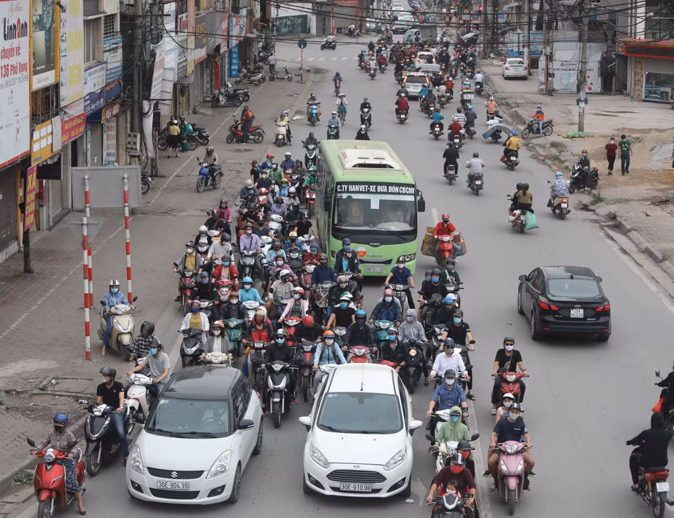 Mật độ giao thông trên phố Đại La tiếp tục gia tăng vào cuối giờ chiều 22/4. (Ảnh: Thanh Tùng/TTXVN)
