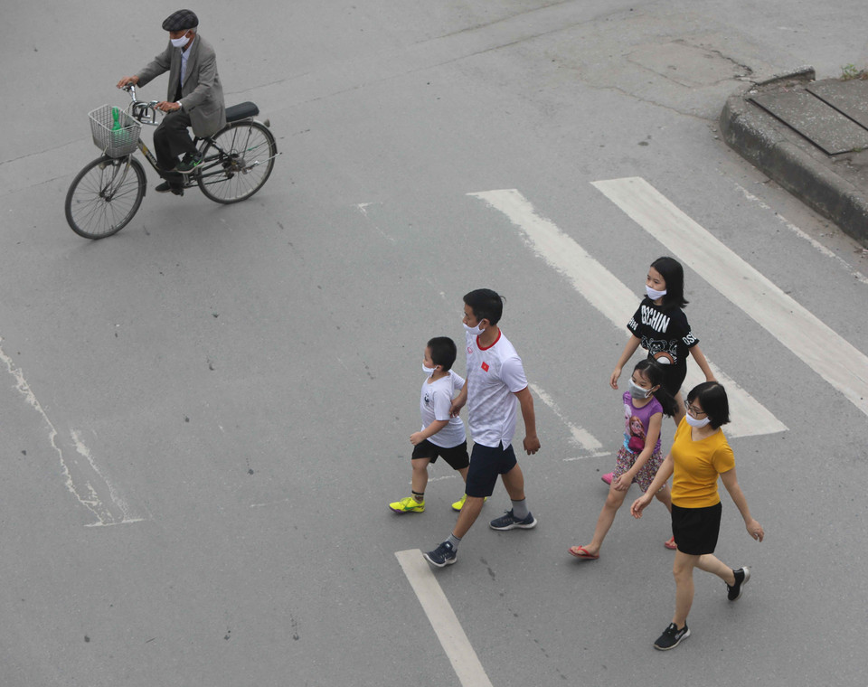 Nhiều người dân đã ra ngoài, đi tập thể dục trong chiều22/4(Ảnh: Thanh Tùng/TTXVN)