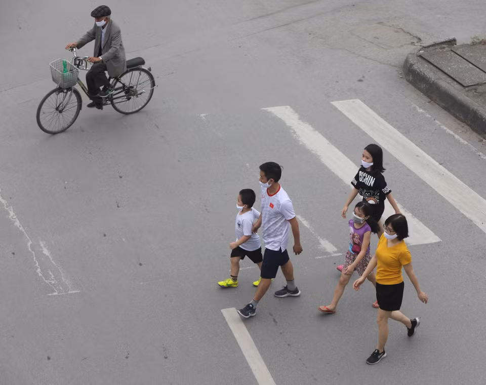 Nhiều người dân đã ra ngoài, đi tập thể dục trong chiều22/4(Ảnh: Thanh Tùng/TTXVN)