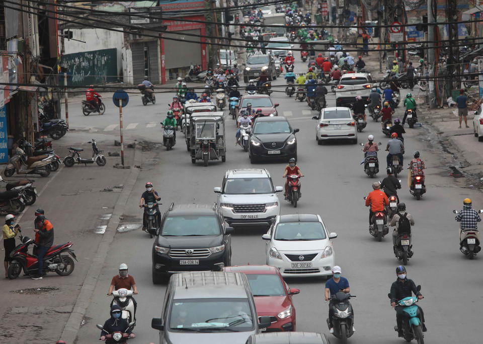 Mật độ giao thông trên phố Đại La tiếp tục gia tăng vào cuối giờ chiều 22/4. (Ảnh: Thanh Tùng/TTXVN)