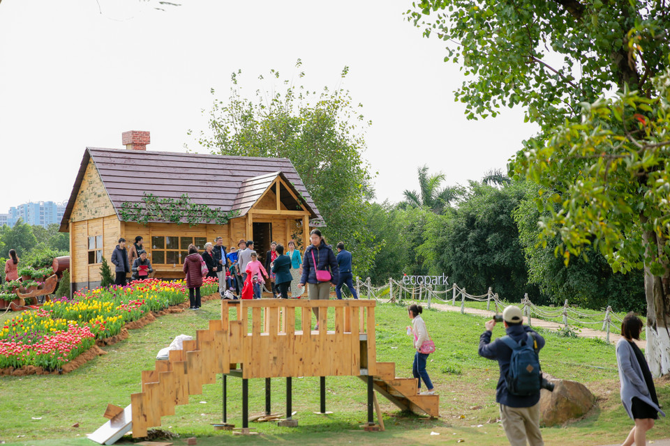 Bên cạnh các địa danh quốc tế, “Bản giao hưởng mùa xuân” còn mang đến cho du khách cơ hội du xuân, chơi trò chơi văn hóa dân gian Việt Nam cùng với những hoạt động gần gũi thiên nhiên. (Ảnh: CTV/Vietnam+)