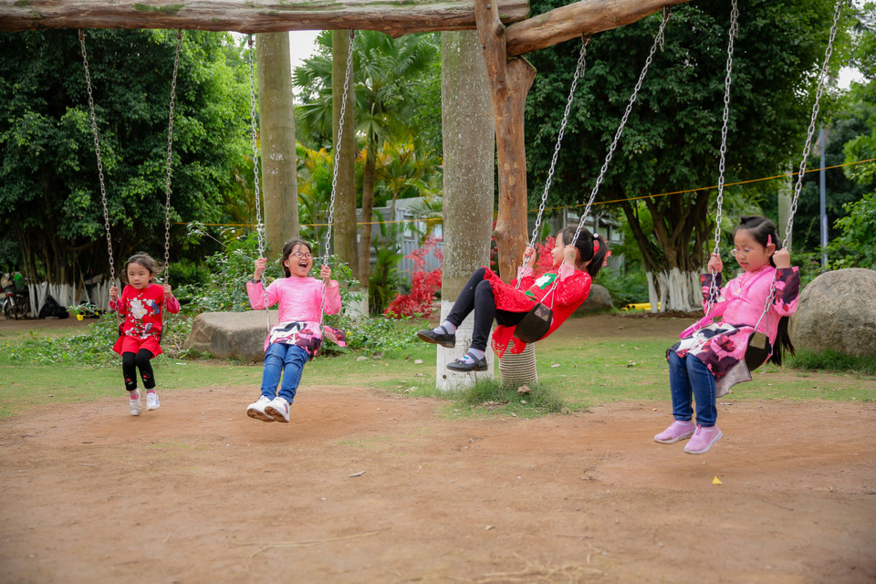 Du khách được tham gia các hoạt động như: cắm trại ven hồ, chèo thuyền kayak, dạo bộ giữa rừng cây... Đặc biệt, tại đây, các em nhỏ sẽ được hòa mình vào thiên nhiên cỏ cây hoa lá, cùng tiếng chim hót và đàn thiên nga kiêu sa trên mặt hồ... (Ảnh: CTV/Vietnam+)