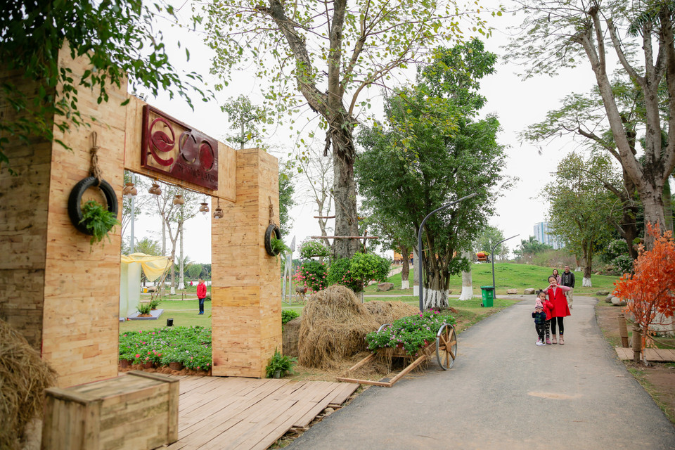 Thời tiết năm nay tuy có mưa lớn vào ngày 30 và mùng 1 Tết tại Thủ đô Hà Nội và một số tỉnh lân cận, nhưng bước sang ngày mùng 2, trời tạnh ráo, và ấm áp dần, có nắng nhẹ rất thuận lợi cho các hoạt động du xuân, vui chơi Tết của người dân. (Ảnh: CTV/Vietnam+)