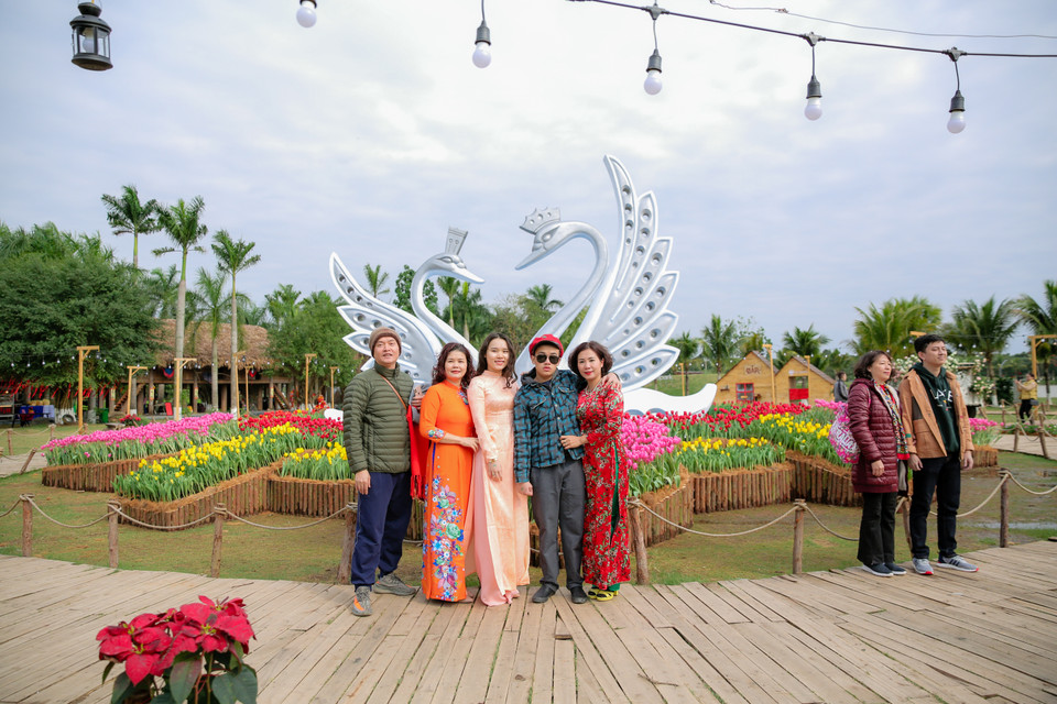 Điểm nhấn của lễ hội năm nay là khu làng văn hóa Eco với đôi thiên nga được đặt tại quảng trường trung tâm. (Ảnh: CTV/Vietnam+)