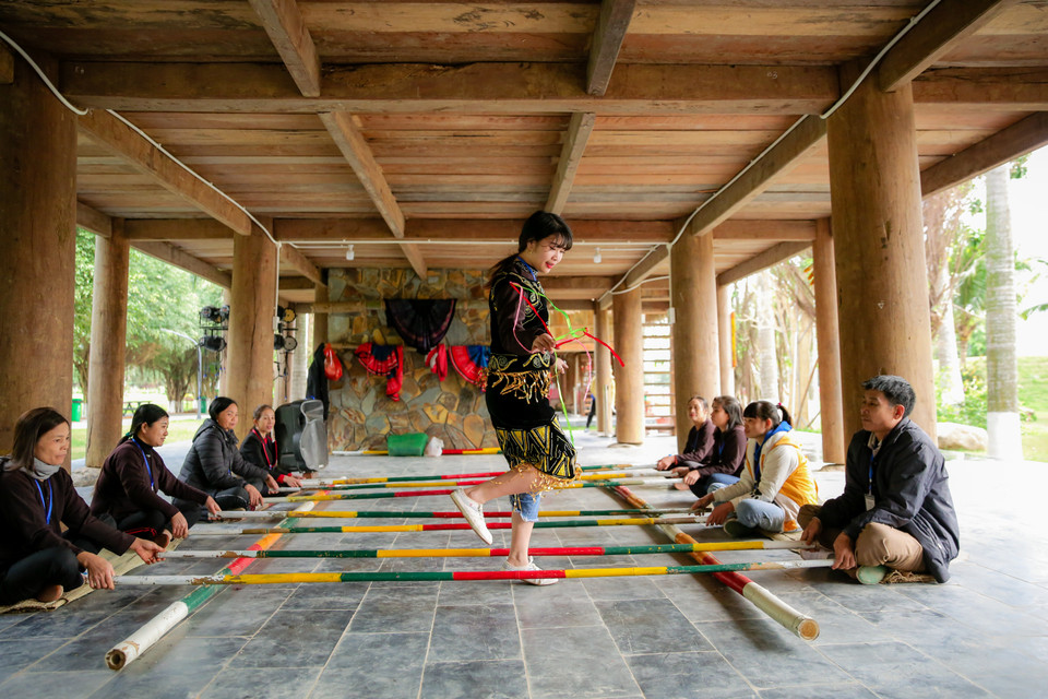 Nhảy sạp. (Ảnh: CTV/Vietnam+)