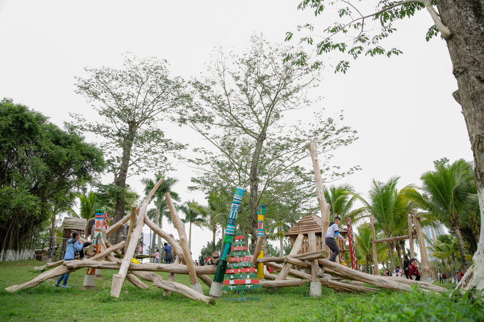 Ông Đoàn Quốc Việt, Giám đốc công viên Hồ Thiên Nga, khu đô thị Ecopark chia sẻ: 'Bên cạnh các trò chơi văn hóa nước ngoài mang tính giải trí, độc đáo, mới lạ, chúng tôi còn xây dựng khu trò chơi dân gian văn hóa Việt Nam như đập niêu, bắt lợn, ném còn, đi cầu kiều… giúp trẻ em có cơ hội hiểu thêm về các lễ hội, trò chơi truyền thống của cha ông ta. Điều này có ý nghĩa quan trọng, vừa tạo ra sân chơi bổ ích, vừa giúp các em rèn luyện sức khoẻ và quan trọng hơn là giúp các em có ý thức bảo tồn những nét đẹp truyền thống văn hoá dân tộc và gắn kết cộng đồng.' (Ảnh: CTV/Vietnam+)
