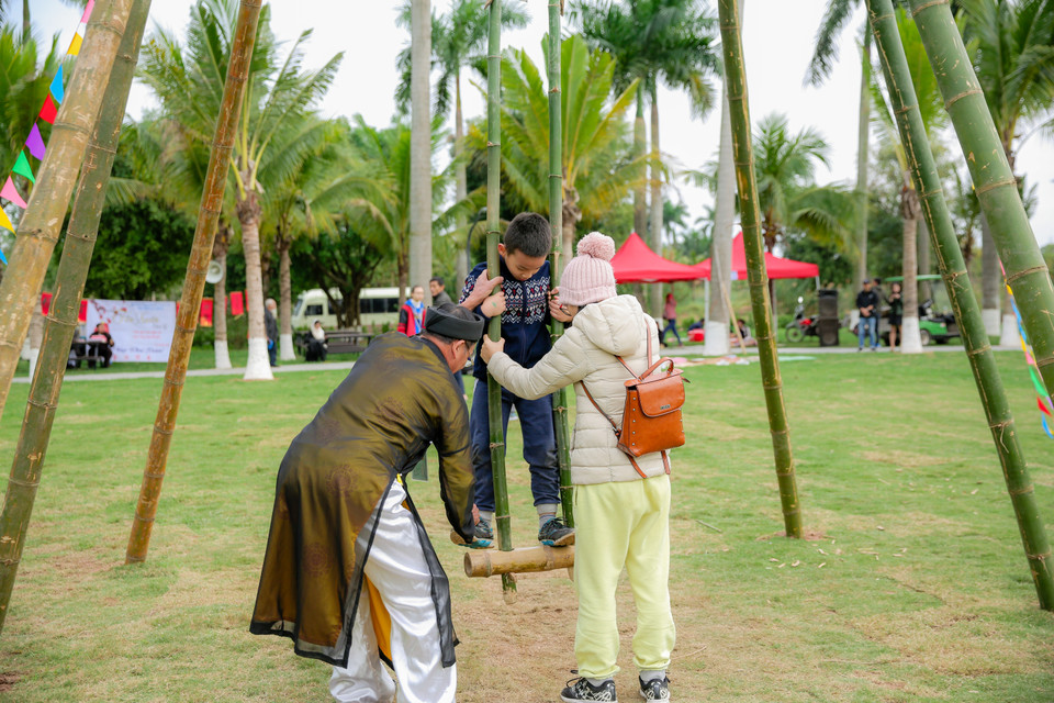 Các gia đình có trẻ nhỏ còn có cơ hội trải nghiệm khu vui chơi với đa dạng các trò chơi dân gian như: ném còn, đánh đu, đi cầu kiều, hay các trò chơi vận động như nhà gỗ, nhảy đệm...(Ảnh: CTV/Vietnam+)