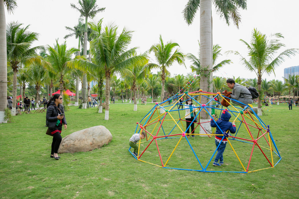 Trẻ em vui chơi và giao tiếp tự tin với các hoạt động nhận diện không gian hình học. (Ảnh: CTV/Vietnam+)