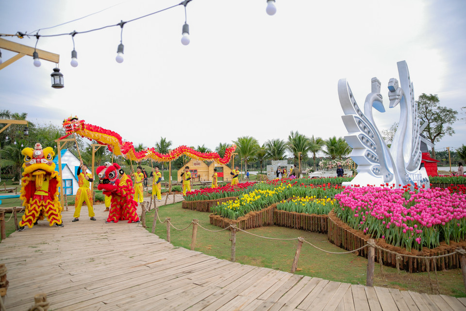 Các hoạt động văn nghệ được biểu diễn ngoài trời phù hợp với chủ đề của lễ hội. (Ảnh: CTV/Vietnam+)
