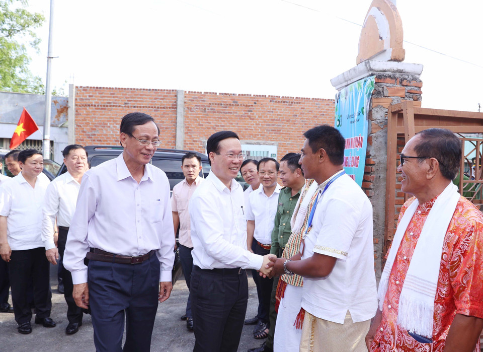 Chủ tịch nước Võ Văn Thưởng thăm Làng nghề gốm Bàu Trúc.(Ảnh: Thống Nhất/TTXVN)