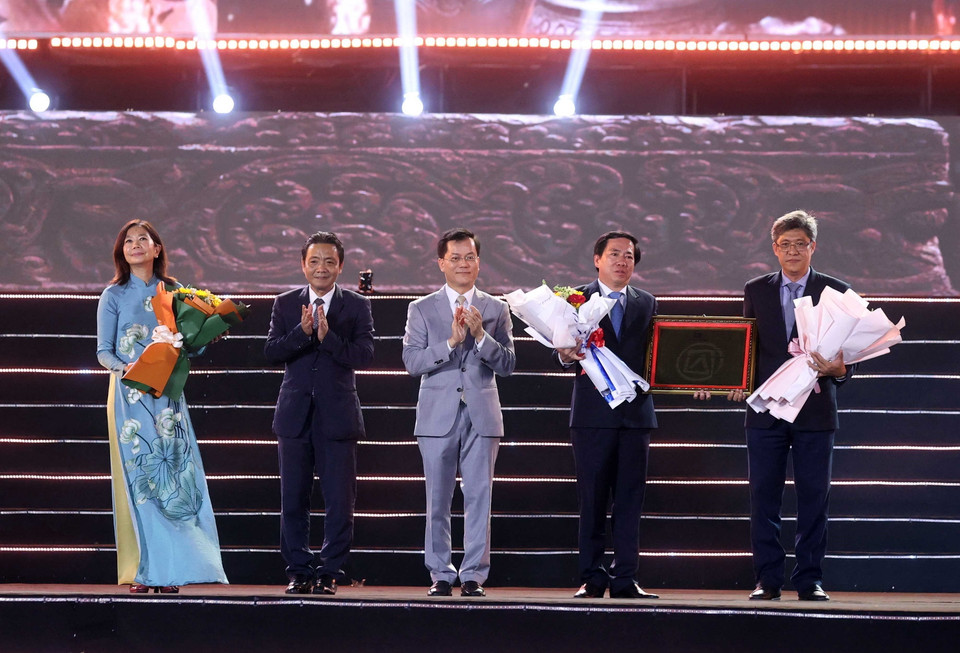 Đại diện tỉnh Ninh Thuận đón Bằng công nhận của UNESCO ghi danh Nghệ thuật làm gốm của người Chăm vào Danh sách Di sản Văn hóa Phi vật thể cần bảo vệ khẩn cấp. (Ảnh: Thống Nhất/TTXVN)