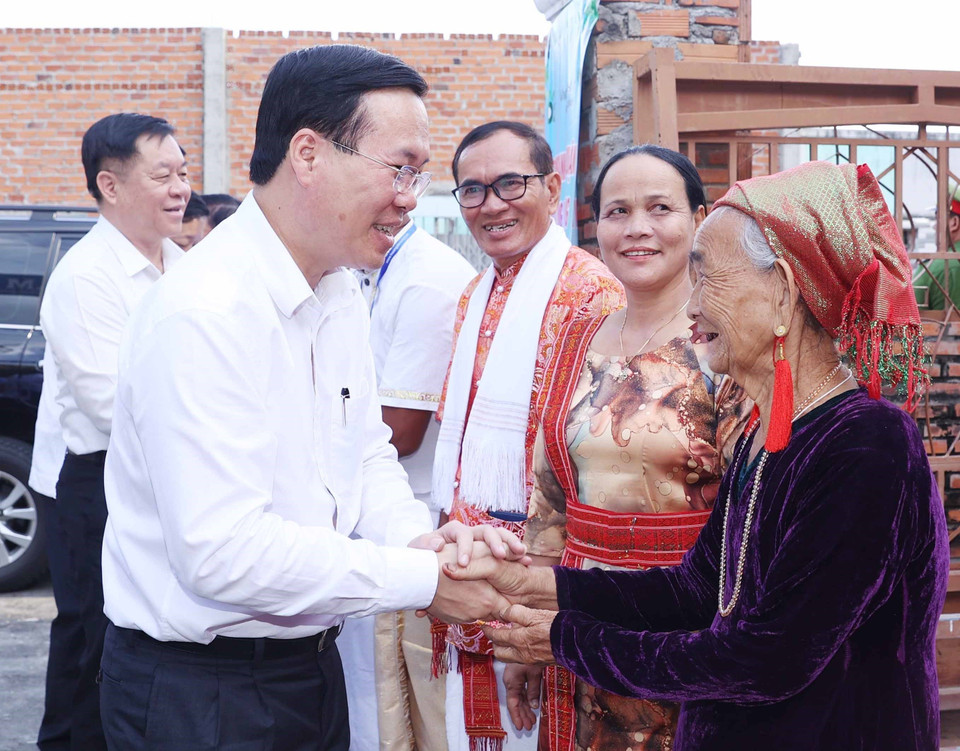 Chủ tịch nước Võ Văn Thưởng với người dân Làng nghề gốm Bàu Trúc. (Ảnh: Thống Nhất/TTXVN)