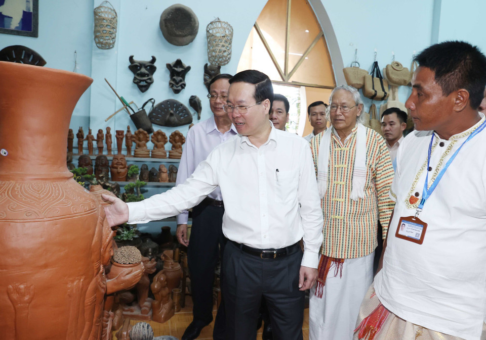 Chủ tịch nước Võ Văn Thưởng thăm Làng nghề gốm Bàu Trúc. (Ảnh: Thống Nhất/TTXVN)