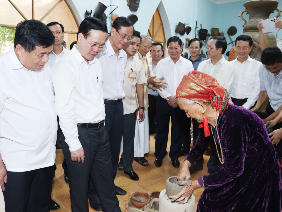 Chủ tịch nước Võ Văn Thưởng xem người dân làm gốm. (Ảnh: Thống Nhất/TTXVN)