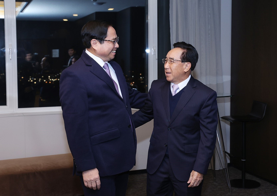 Thủ tướng Phạm Minh Chính đón Thủ tướng Lào Phankham Viphavanh. (Ảnh: Dương Giang/TTXVN)