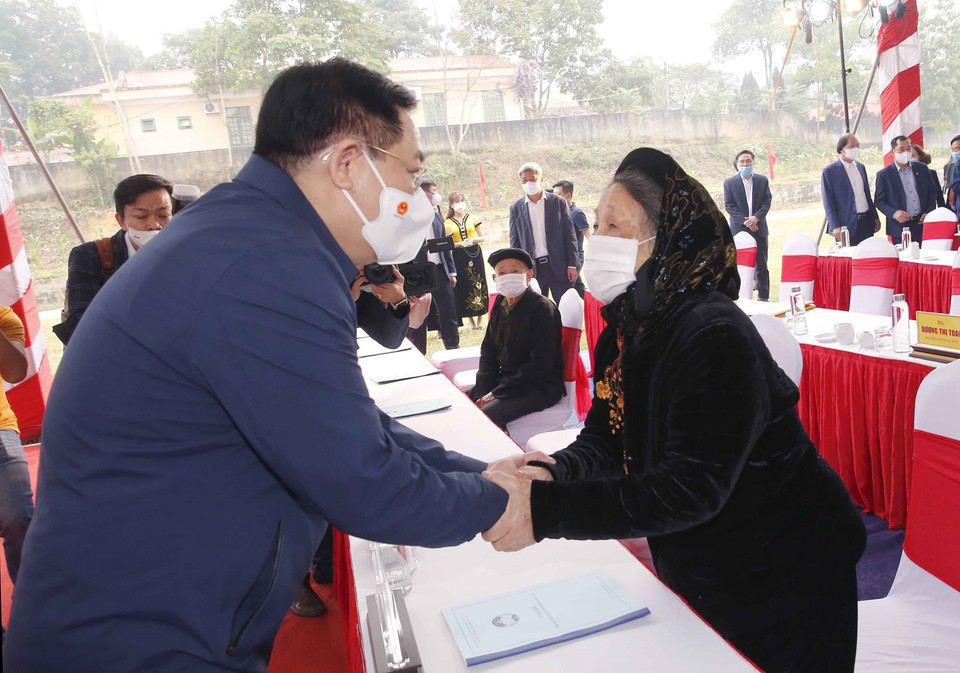 Chủ tịch Quốc hội Vương Đình Huệ với nhân dân xã Trung Lương, huyện Định Hóa. (Ảnh: Doãn Tấn/TTXVN)