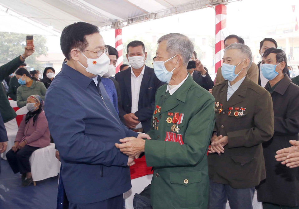 Chủ tịch Quốc hội Vương Đình Huệ với nhân dân xã Trung Lương, huyện Định Hóa. (Ảnh: Doãn Tấn/TTXVN)