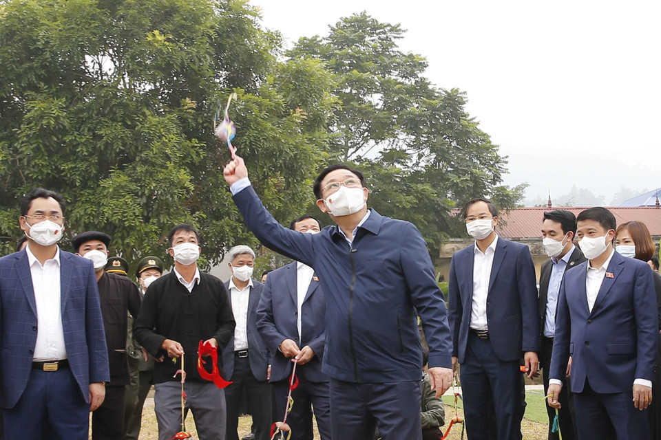 Chủ tịch Quốc hội Vương Đình Huệ và các đại biểu cùng bà con các dân tộc tham gia trò chơi dân gian ném còn. (Ảnh: Doãn Tấn/TTXVN)