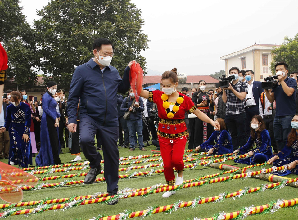 Chủ tịch Quốc hội Vương Đình Huệ và các đại biểu cùng nhân dân tham gia tiết mục nhảy sạp. (Ảnh: Doãn Tấn/TTXVN)