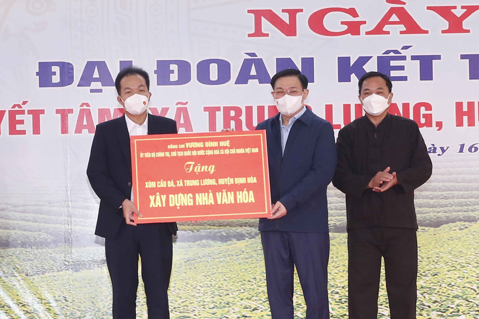 Chủ tịch Quốc hội Vương Đình Huệ trao tiền hỗ trợ xây dựng Nhà đại đoàn kết. (Ảnh: Doãn Tấn/TTXVN)