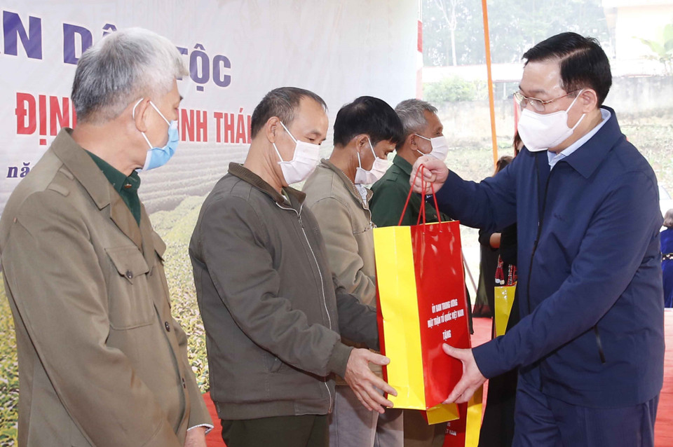 Chủ tịch Quốc hội Vương Đình Huệ tặng quà cho đại diện của 8 khu dân cư. (Ảnh: Doãn Tấn/TTXVN)