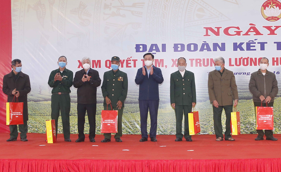 Chủ tịch Quốc hội Vương Đình Huệ tặng quà cho đại diện của 8 khu dân cư. (Ảnh: Doãn Tấn/TTXVN)