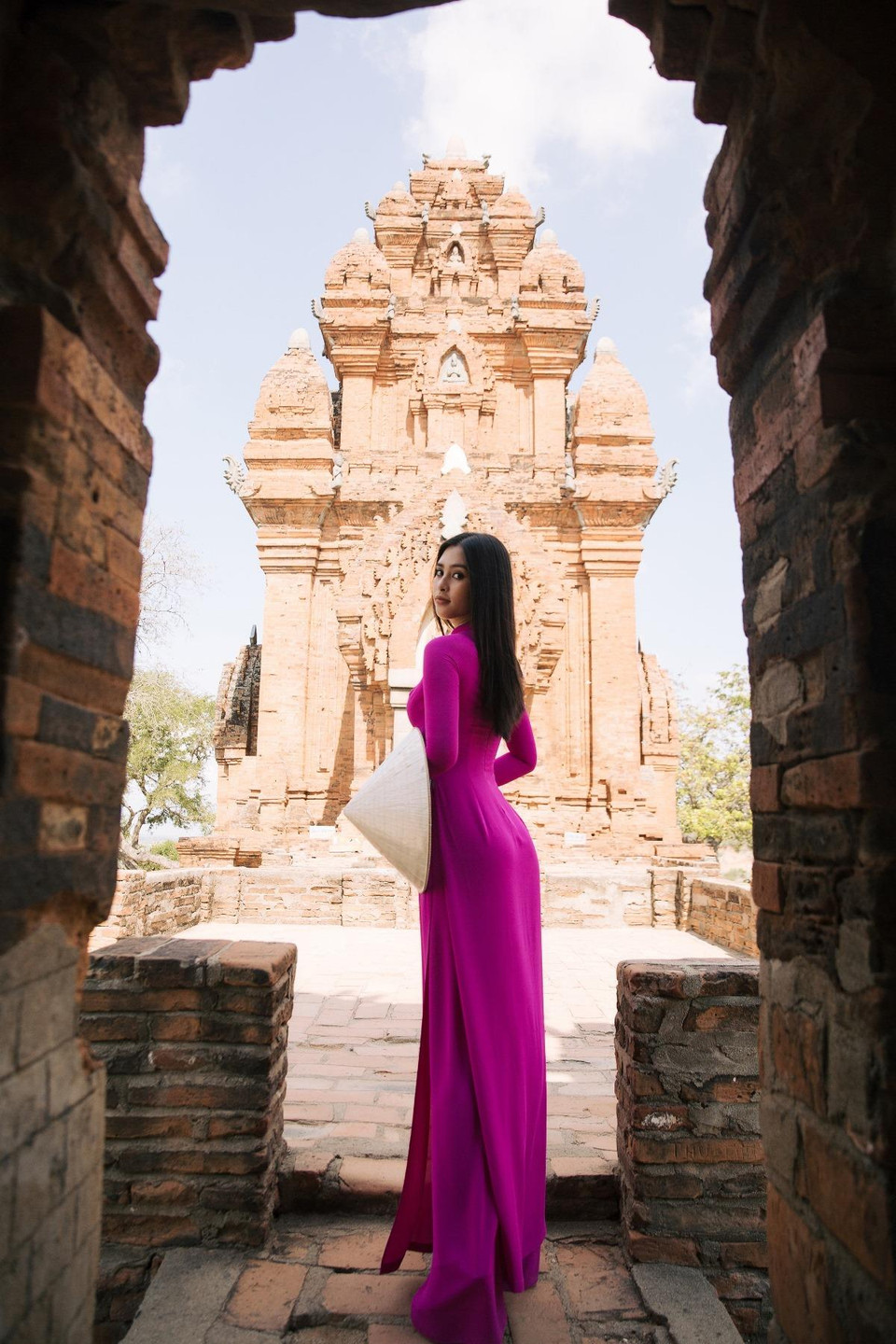 Trong tà áo dài của nhà thiết kế Ngô Nhật Huy, Hoa hậu Tiểu Vy và hai Á hậu Phương Nga-Thúy An đã khám phá nghệ thuật kiến trúc tháp Po Klong Garai, nơi được mệnh danh là cụm tháp Chăm đẹp nhất còn lưu lại tới ngày nay. (Ảnh: Viết Quý/Vietnam+)