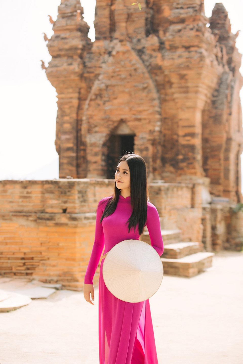 Trong vai trò đại sứ Lễ hội Nho vang Ninh Thuận lần 3, Hoa hậu Tiểu Vy, Á hậu Phương Nga, Á hậu Thúy An đã tham gia ghi hình quảng bá và có những trải nghiệm thú vị tại vùng đất Ninh Thuận.(Ảnh: Viết Quý/Vietnam+)