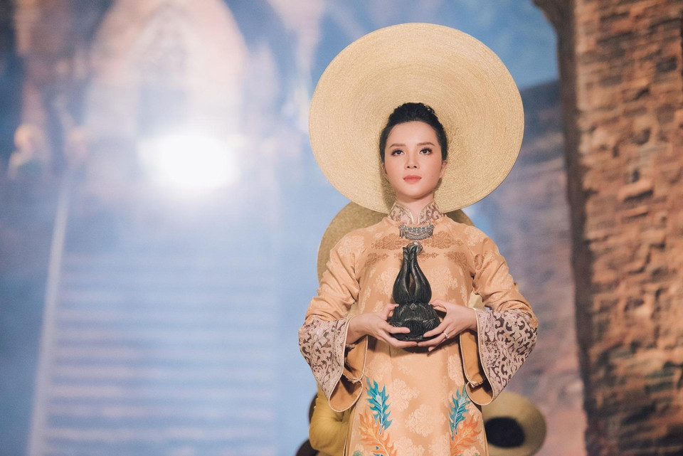 Được biết, để lột tả đúng tinh thần của bài múa, cả êkíp đã phải ghi hình đến nửa đêm trong không gian mờ ảo và linh thiêng tại ngôi tháp cổ. (Ảnh: Quang Đức)