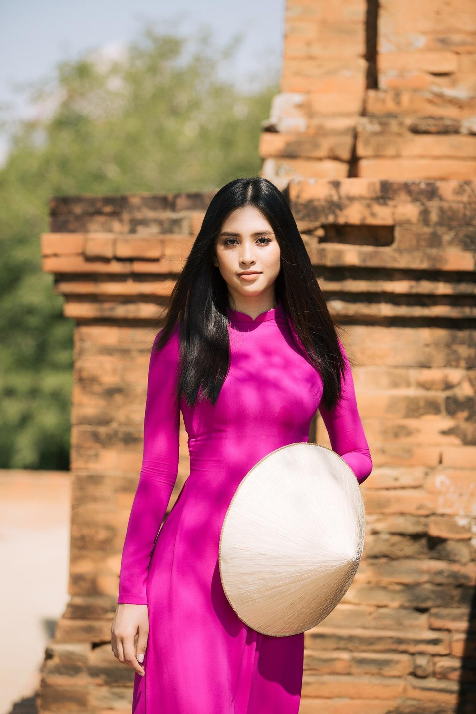 Dưới cái nắng 36 độ của miền Trung, Tiểu Vy vẫn rạng rỡ và hào hứng thăm quan những cảnh đẹp tại đây. (Ảnh: Viết Quý/Vietnam+)