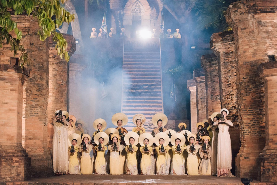 Đặc biệt, đến với Lễ hội trầm hương lần này, Hoa hậu Đỗ Mỹ Linh trở thành Đại sứ của Lễ hội Trầm hương Khánh Hòa – Linh khí của trời đất. (Ảnh: Quang Đức)