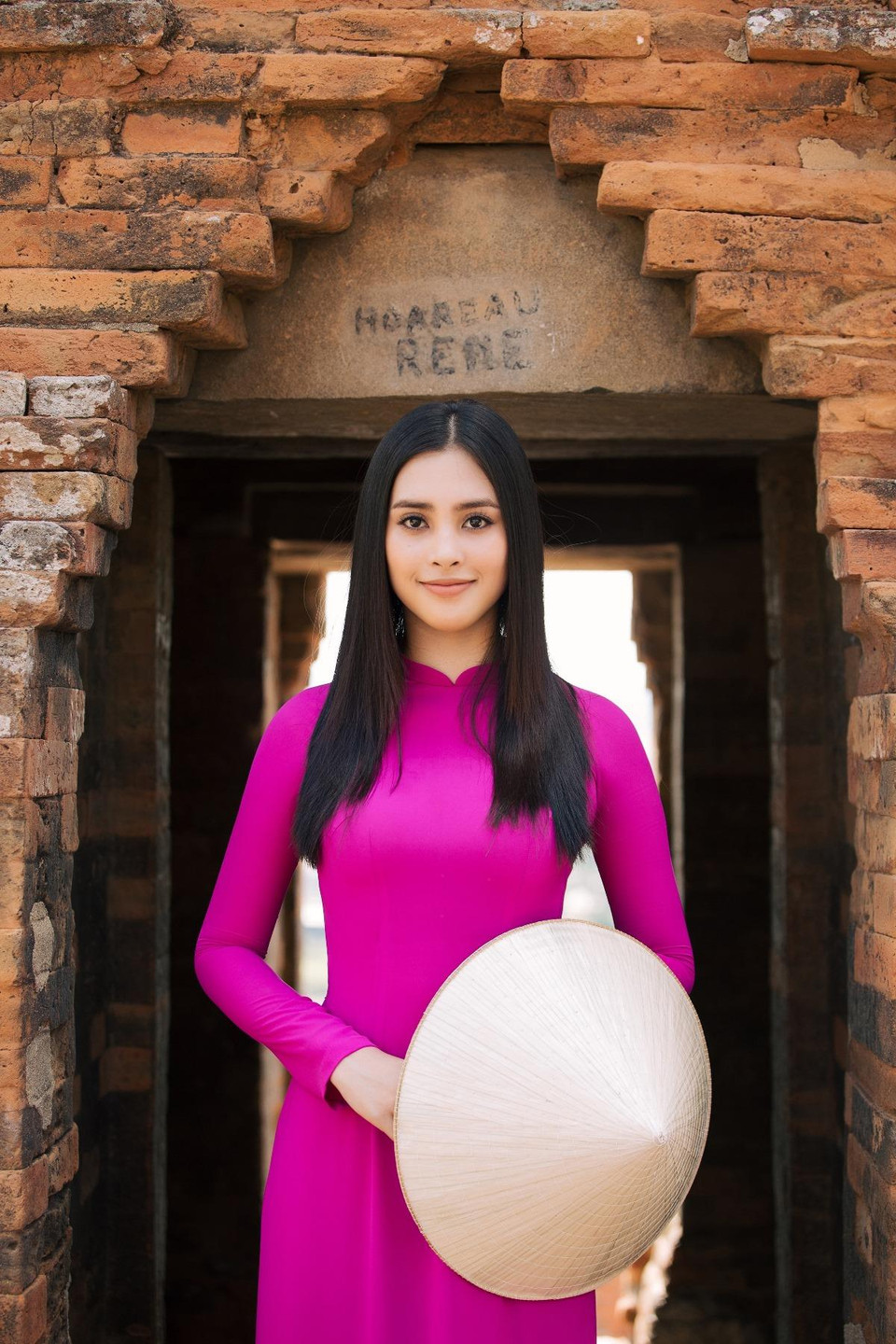 Cùng ngắm nhìn những hình ảnh rạng rỡ của Hoa hậu Tiểu Vy, Á hậu Phương Nga, Á hậu Thúy An để thấy vẻ đẹp của ba nàng hậu bên cạnh những vườn nho đẹp của Ninh Thuận. (Ảnh: Viết Quý/Vietnam+)