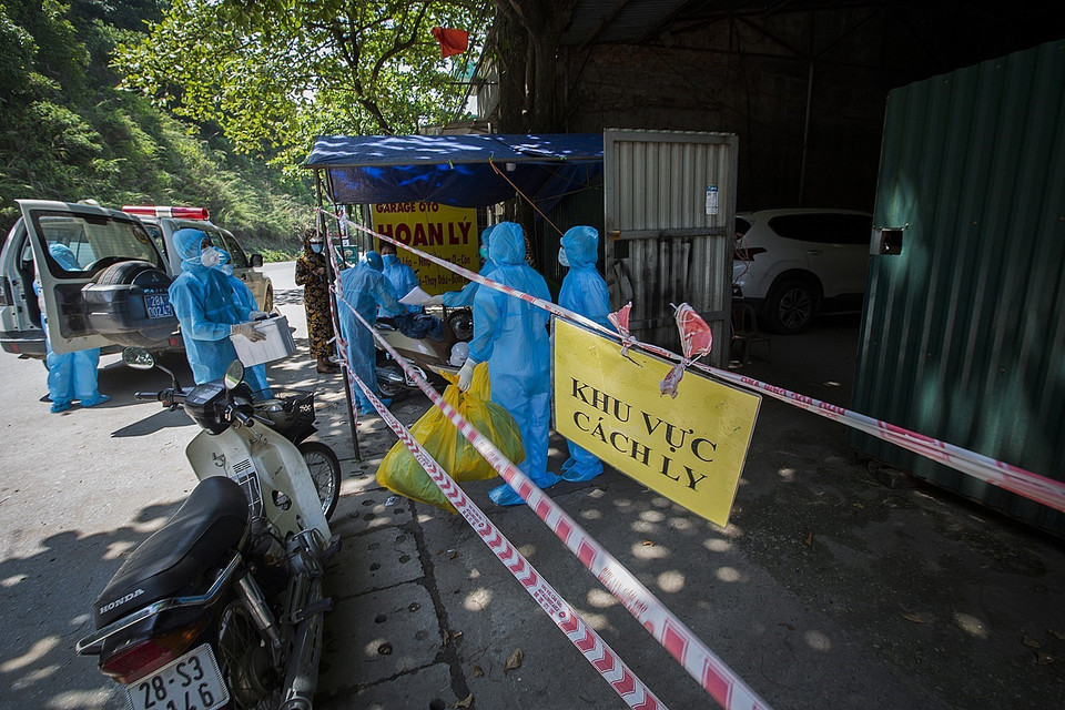 Lực lượng chức năng tiếp tục làm các biện pháp kiểm tra dịch tễ tại điểm phong tỏa xung quanh khu vực quán cơm Ngọc Bích nơi BN3273 tiếp xúc ca dương tính SARS-CoV-2 (BN 3147 - công nhân một xưởng công nghiệp ở Bắc Ninh) tổ 15, phường Đồng Tiến, thành phố Hòa Bình. (Ảnh: Trọng Đạt/TTXVN)