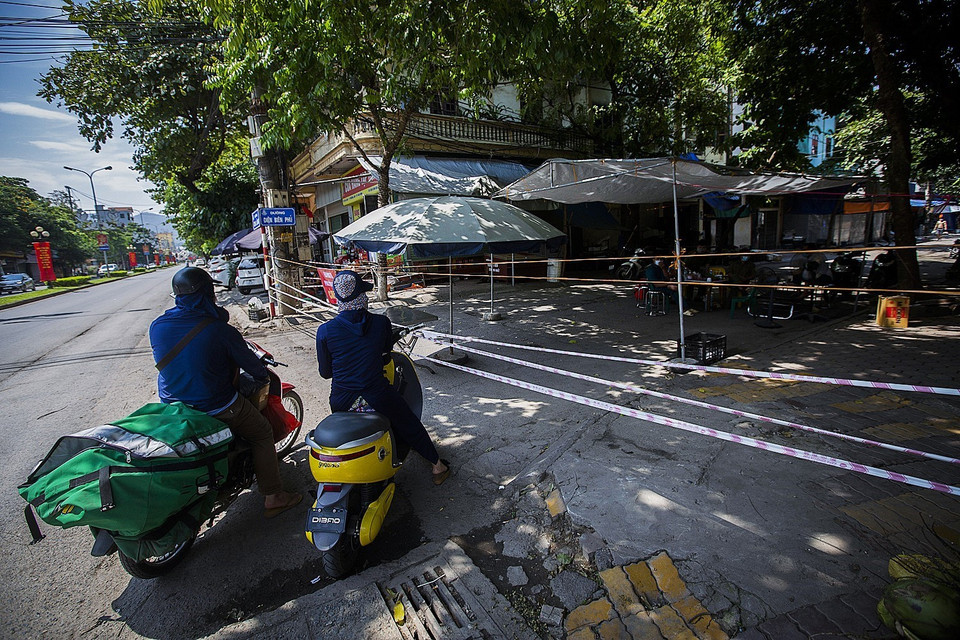 Điểm phong tỏa cổng chính chợ Nghĩa Phương, phường Phương Lâm, thành phố Hòa Bình. (Ảnh: Trọng Đạt/TTXVN)